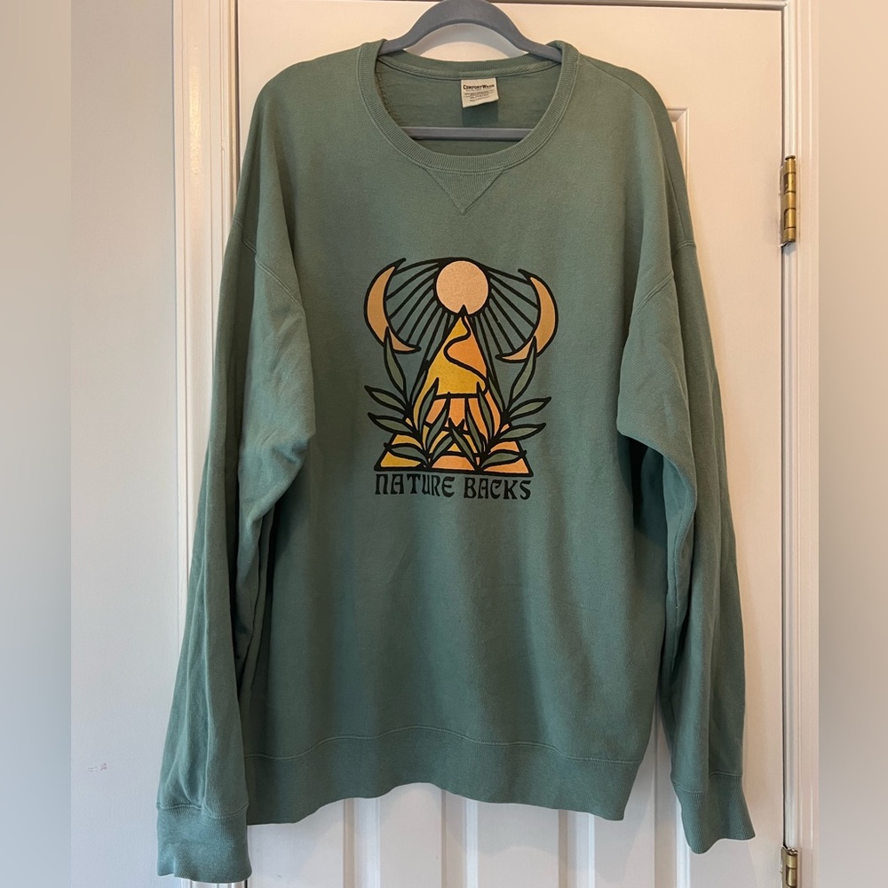 Nature backs sweatshirt